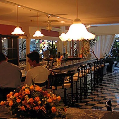 Enorme Epavli Boutique 3*